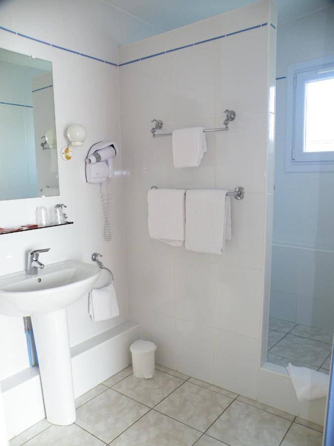 Hotel De L'Avenue Saintes Room photo