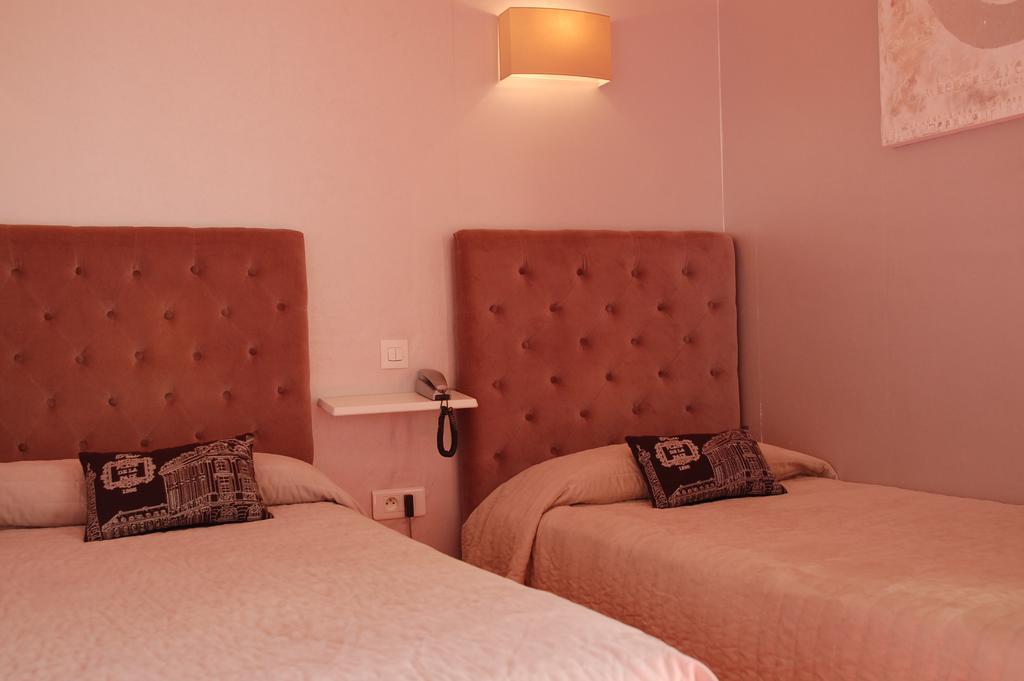Hotel De L'Avenue Saintes Room photo