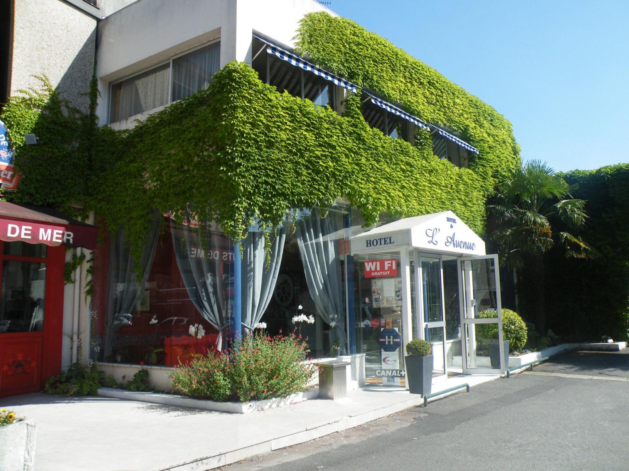 Hotel De L'Avenue Saintes Exterior photo