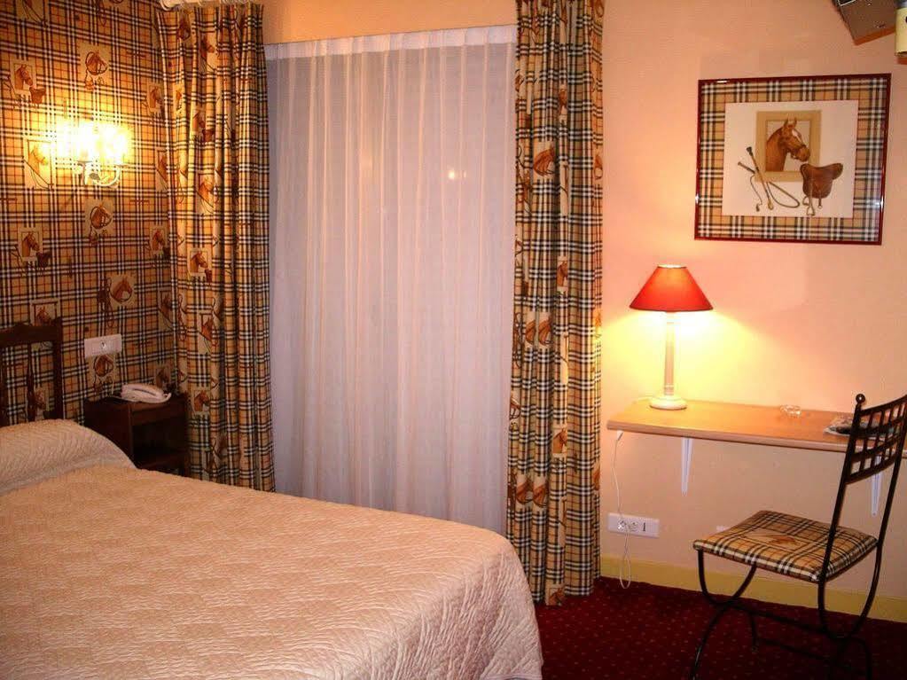 Hotel De L'Avenue Saintes Exterior photo