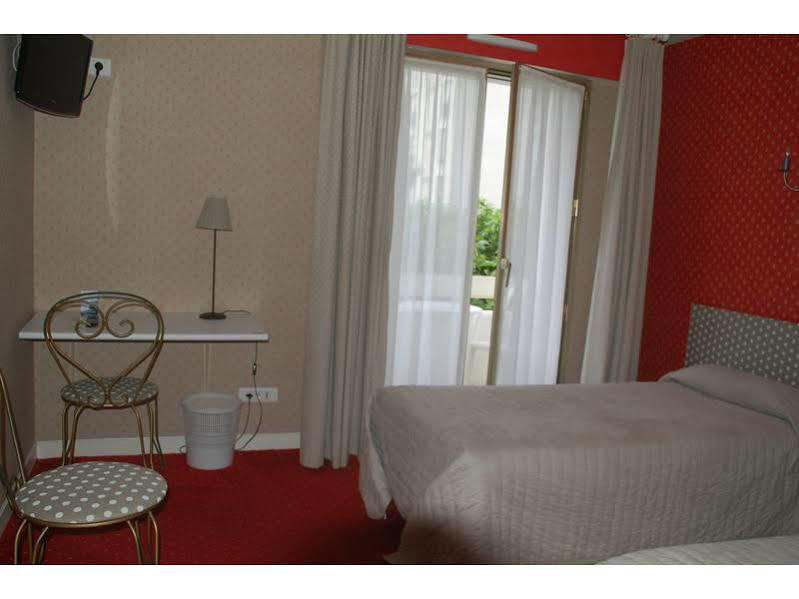 Hotel De L'Avenue Saintes Exterior photo